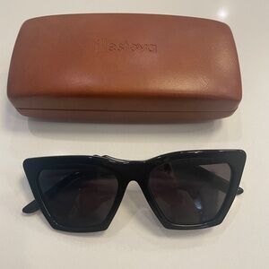 illesteva - Lisbon Sunglasses - Black w/ grey lens - like new